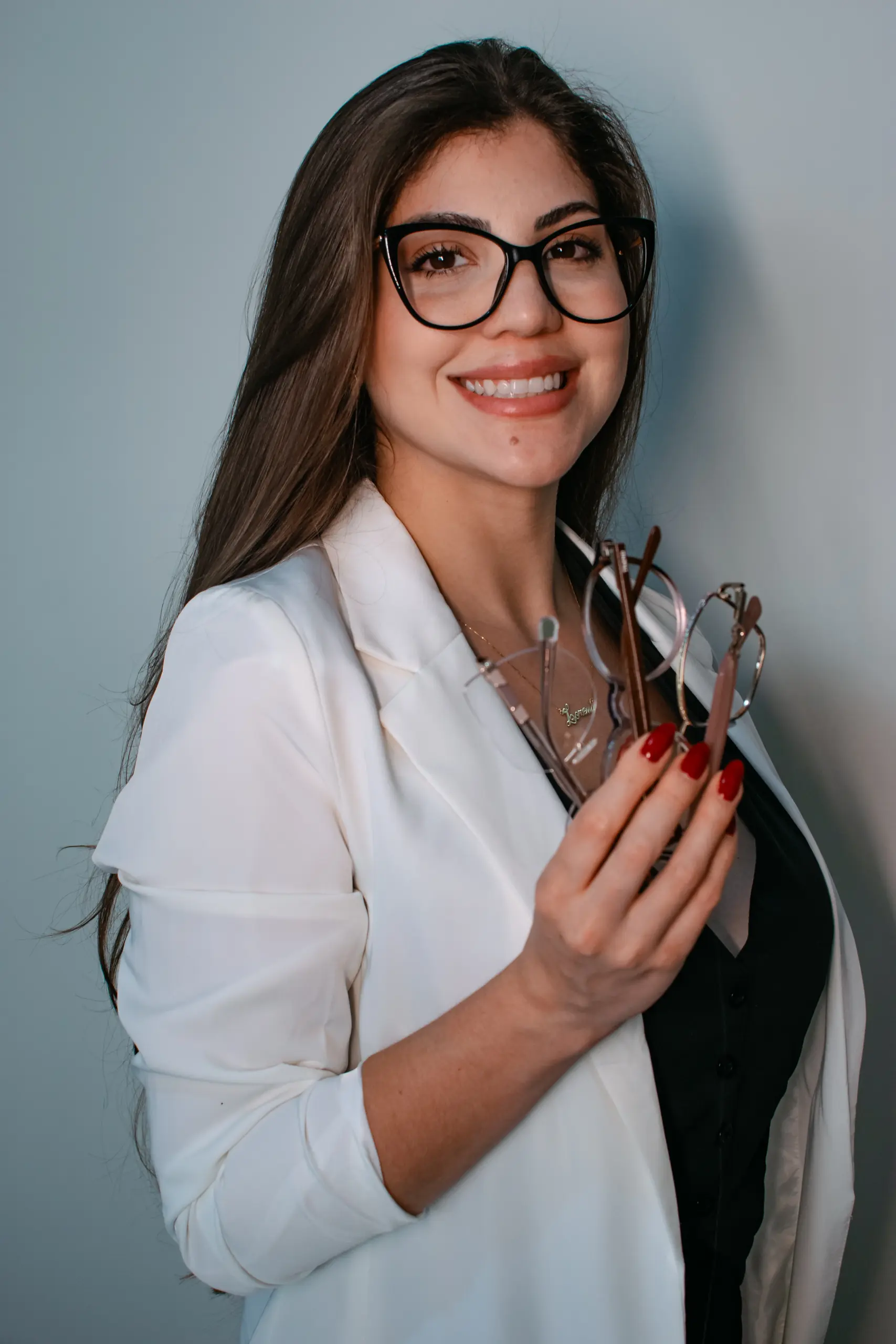 Lorena Ribeiro realizando atendimento óptico personalizado em domicílio pela Ótica Wink em Curitiba